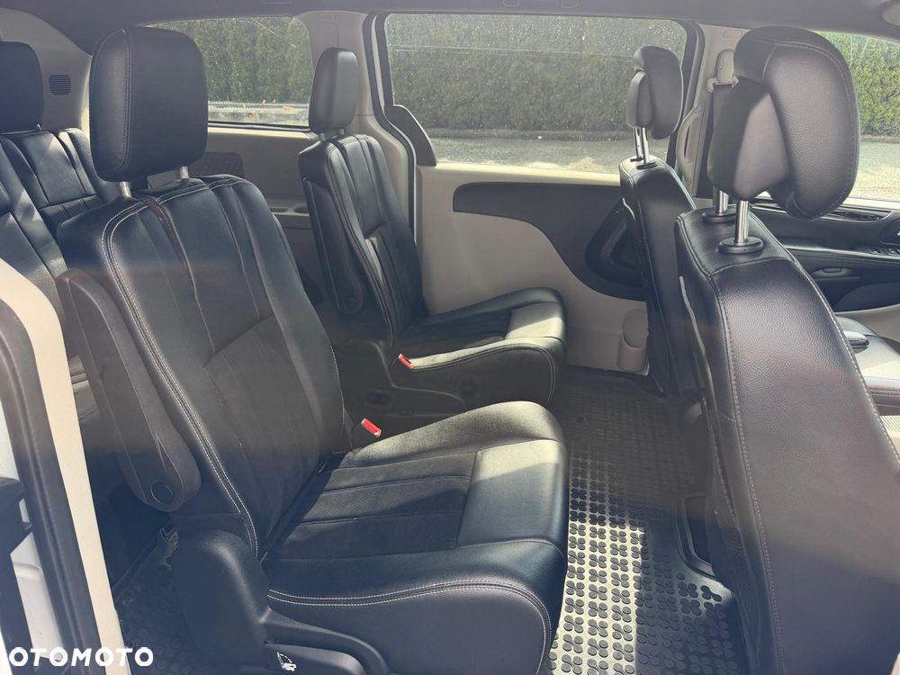 Dodge Caravan - 25
