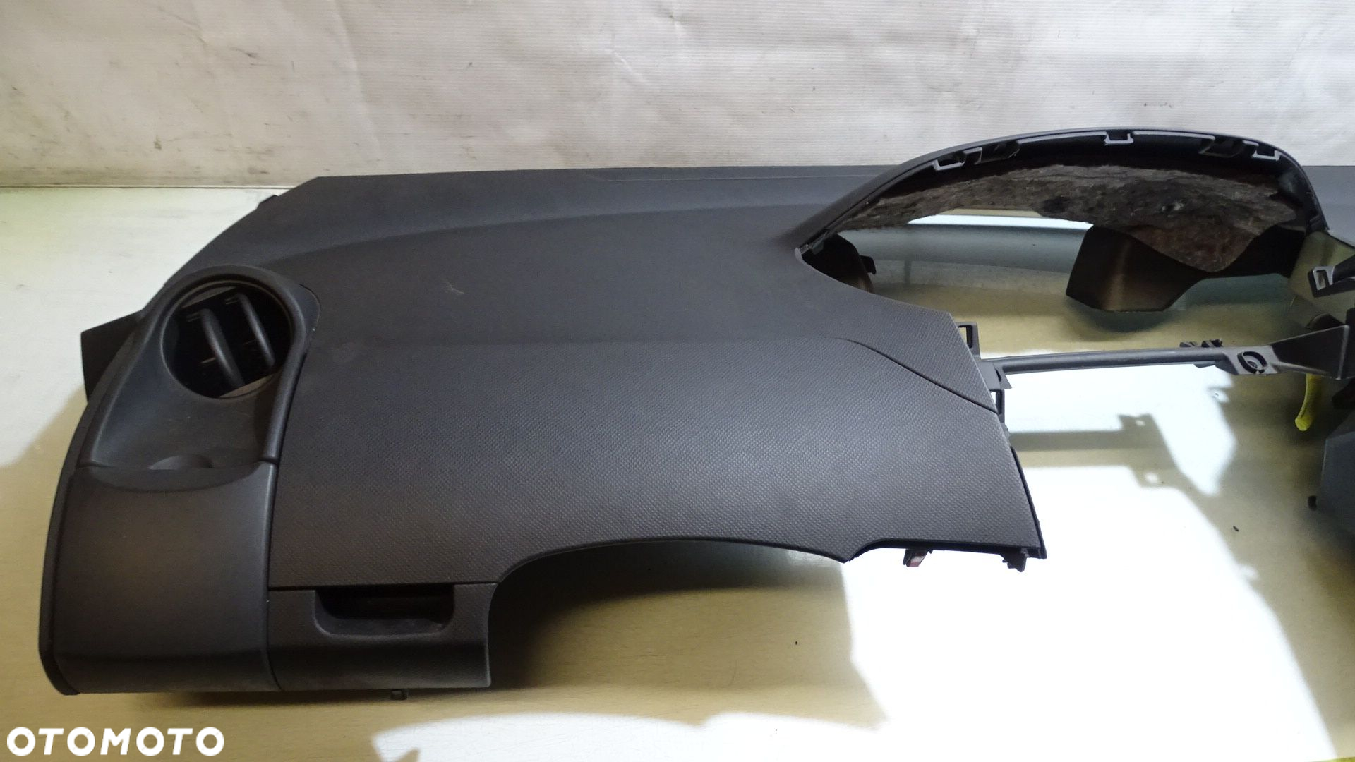 DESKA ROZDZIELCZA TOYOTA YARIS II P9 1.0 - 4