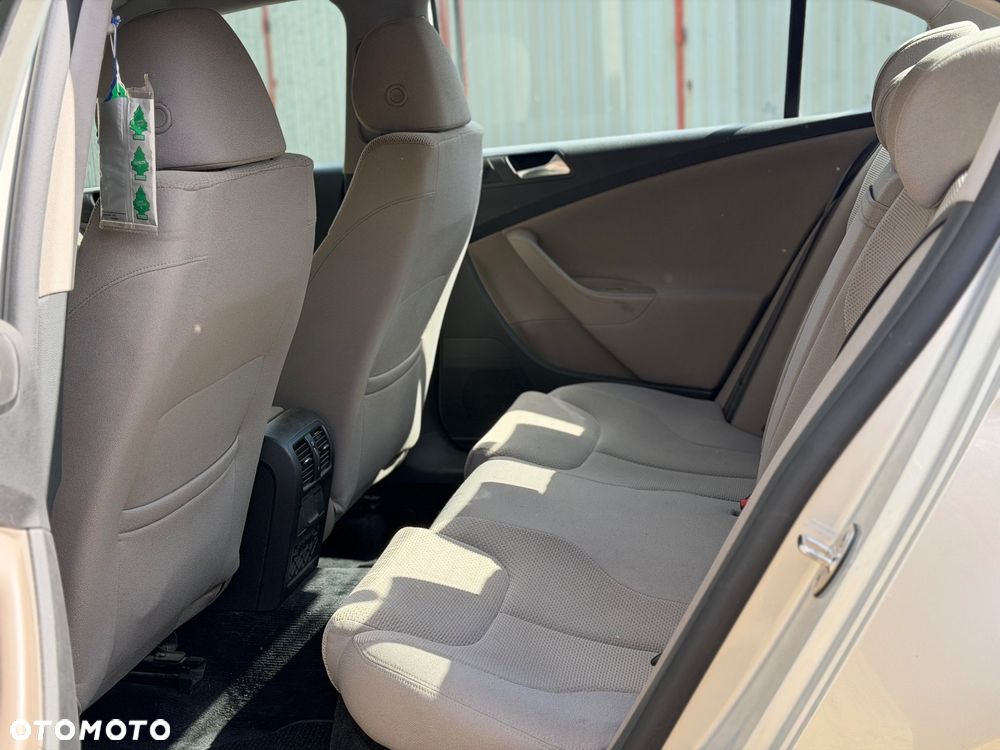 Volkswagen Passat 2.0 TDI Comfortline - 17