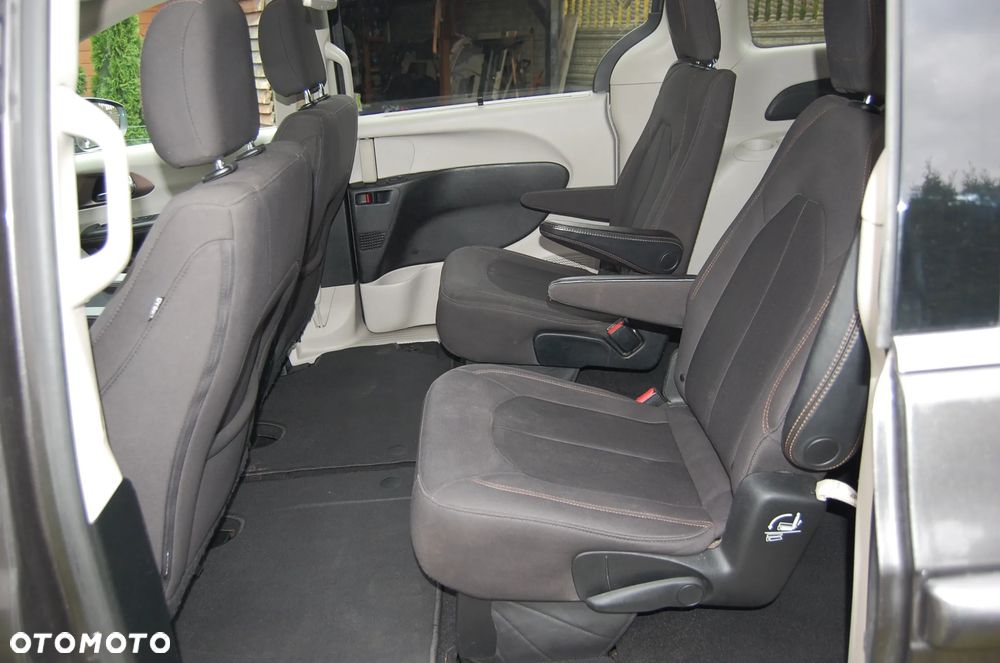 Chrysler Pacifica - 12