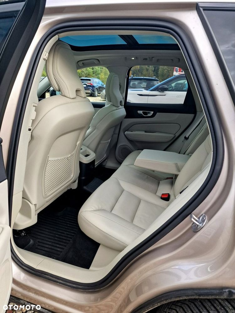 Volvo XC 60 T6 Plug-In Hybrid AWD Ultra Dark - 19
