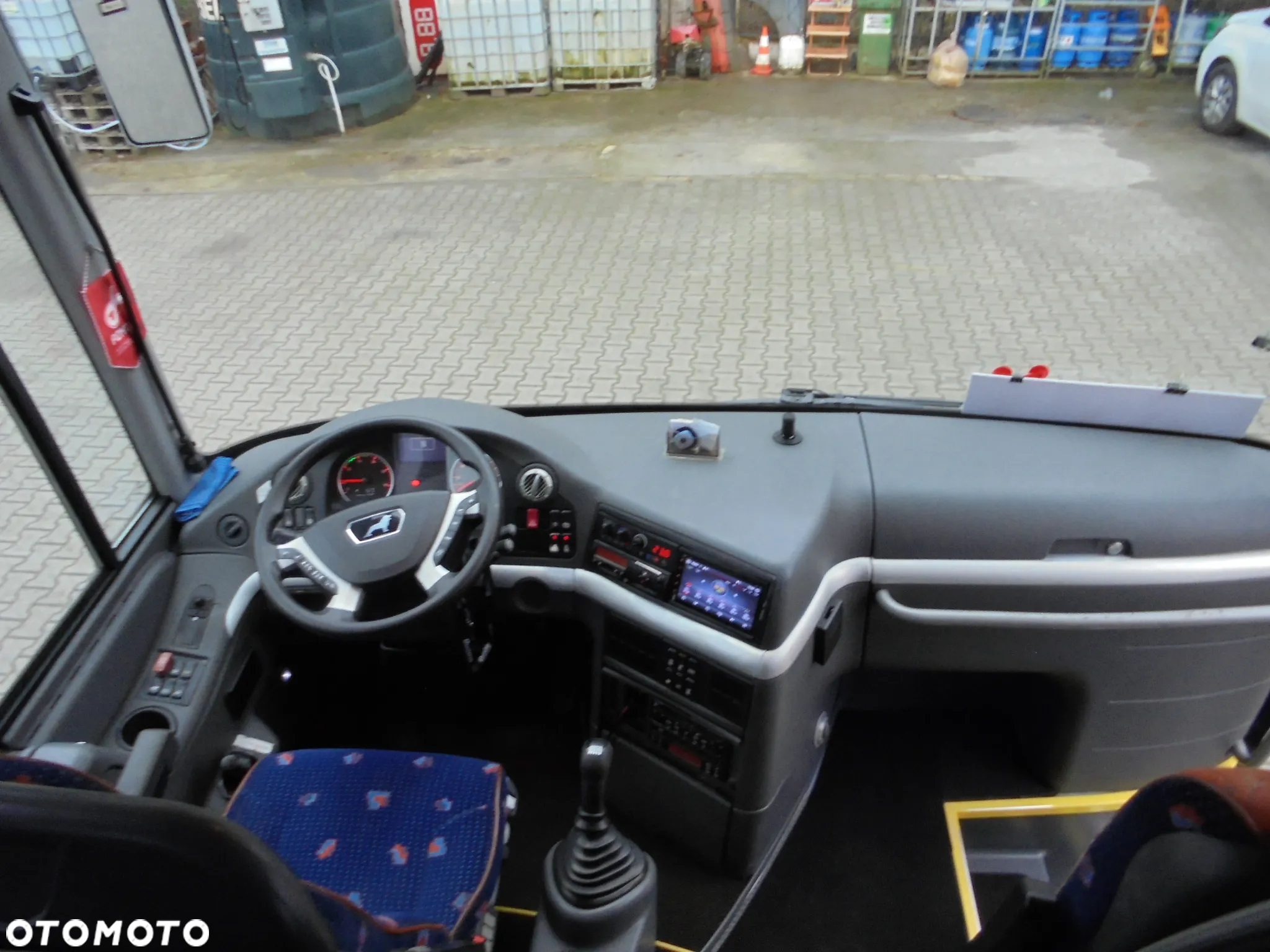 MAN R07 Lions Coach - 9