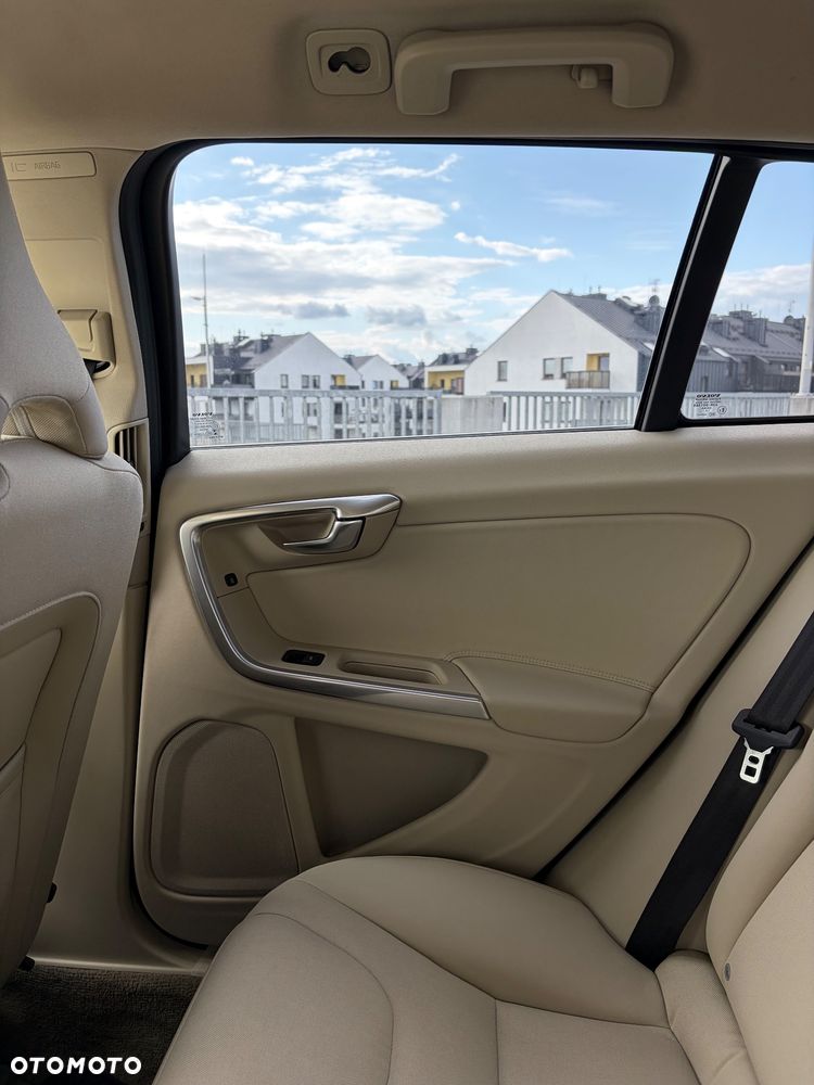 Volvo V60 D4 Geartronic Momentum - 30