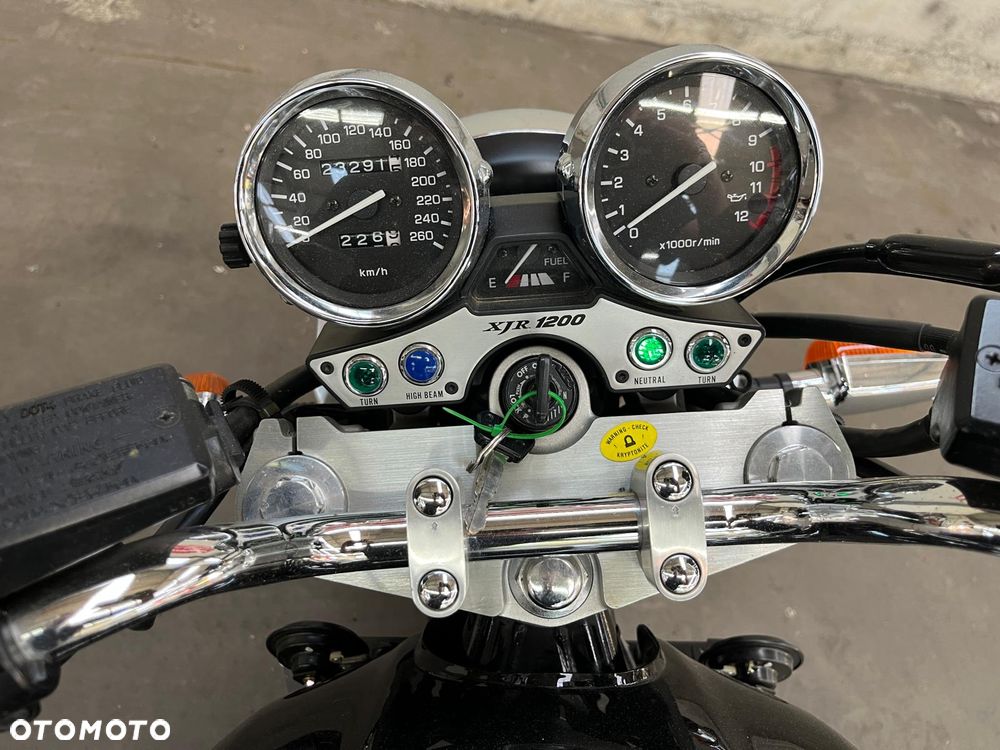 Yamaha XJR - 16