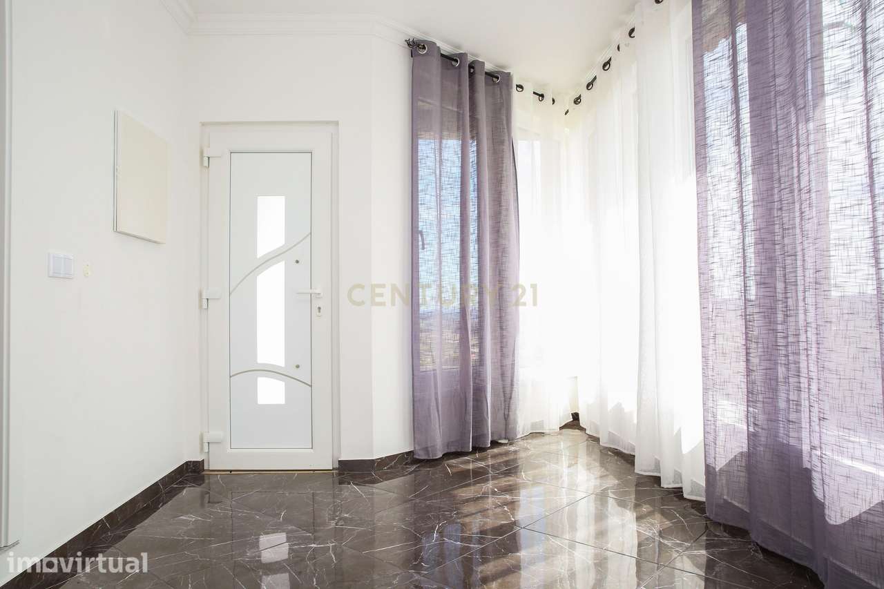 Espaçosa casa moderna de 3 quartos em Olho Marinho: piscina, terreno e - Grande imagem: 5/38