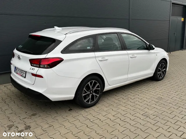 Hyundai i30 1.6 D Classic + DCT - 4