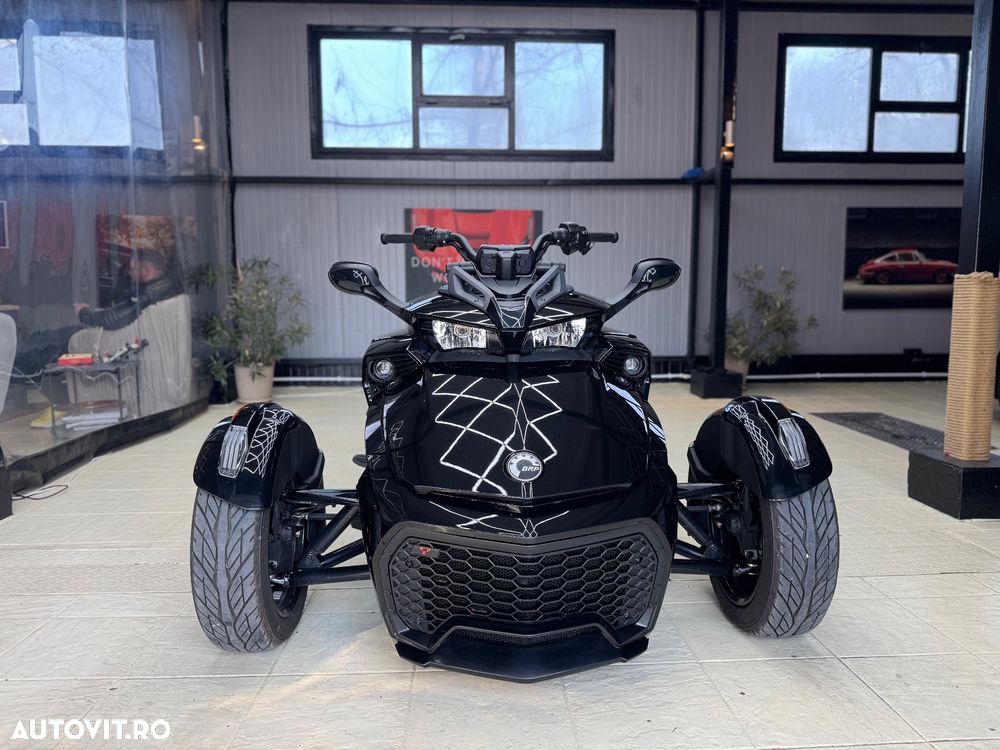 Can-Am Spyder - 17