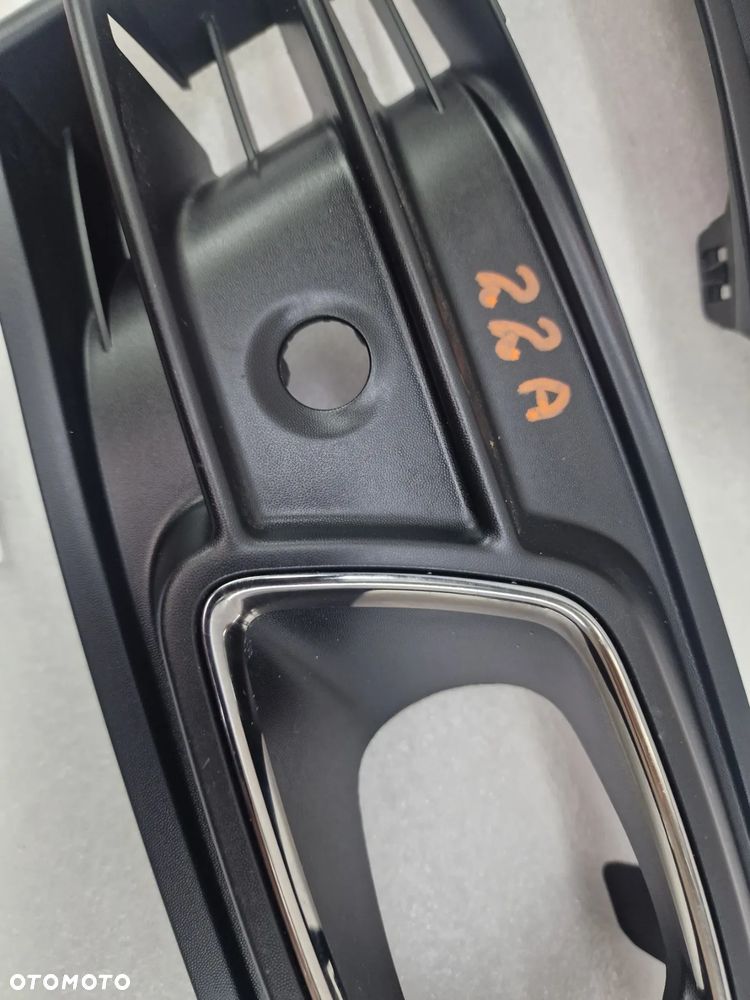 RENAULT CAPTUR I LIFT 16- LEWA / PRAWA KRATKA BOCZNA ZDERZAKA PRZEDNIEGO PRZÓD NA PDC Z CHROMEM , NR 261A24736R / 261A35462R , NR AUKCJI D/22 - 4