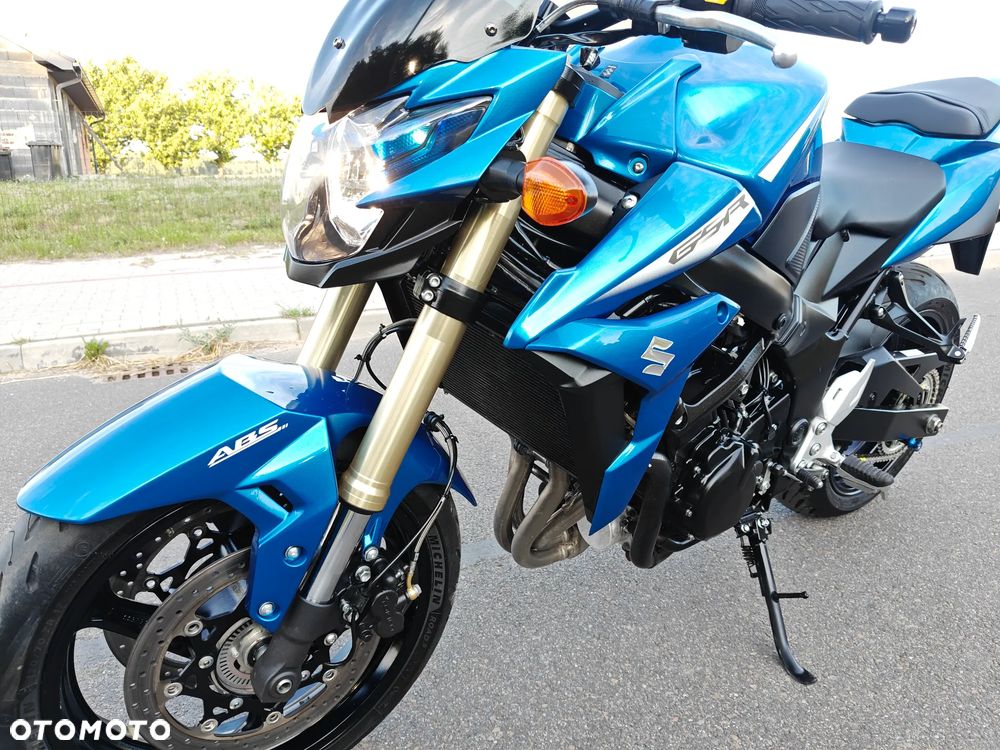 Suzuki GSR - 12