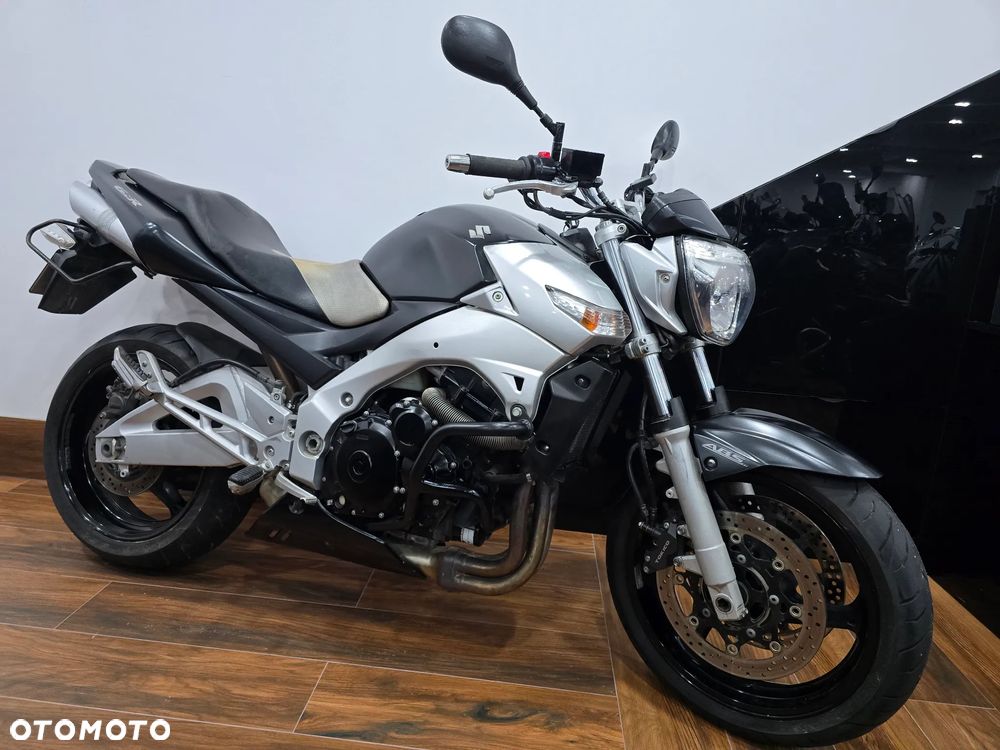 Suzuki GSR - 13