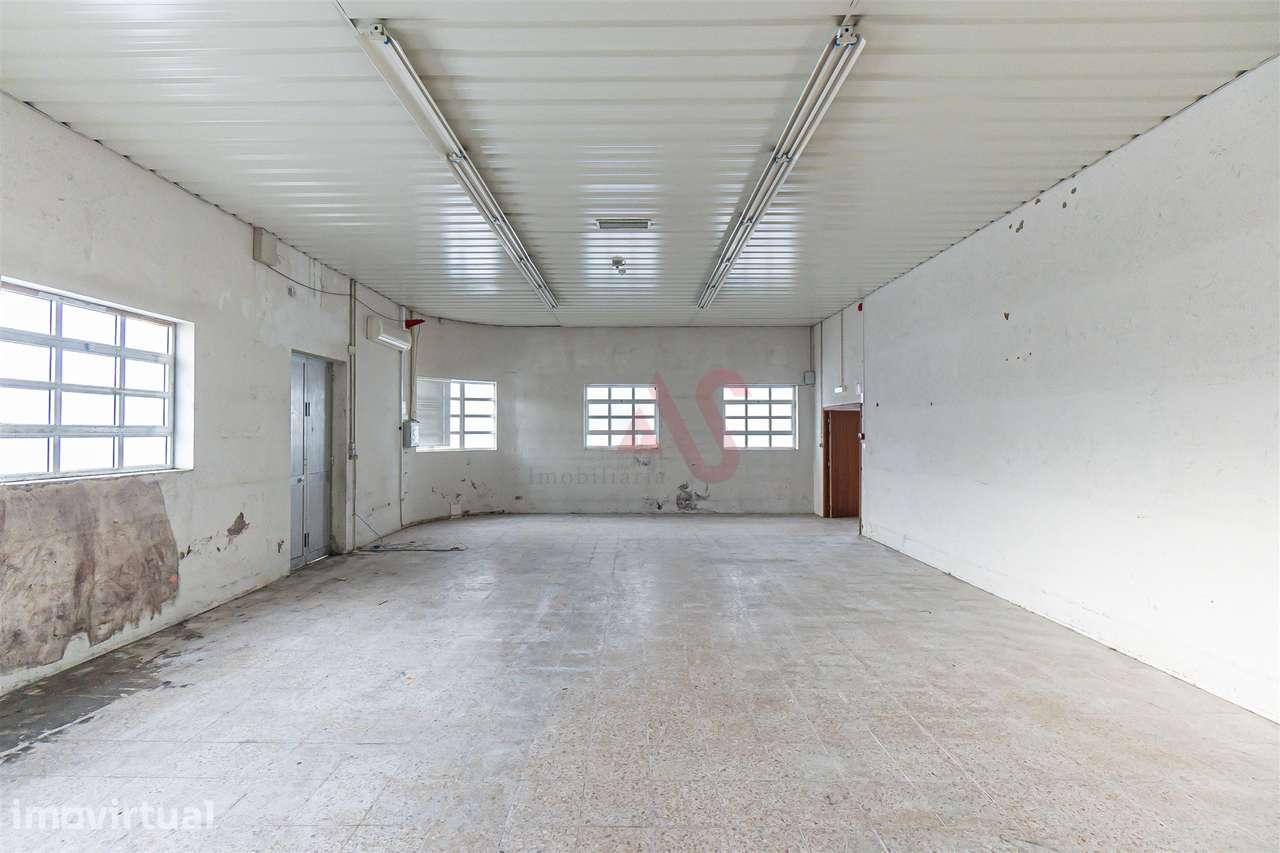 Armazém Industrial com Ampla Área de Terreno (2 Lotes Incluídos) - Reg - Grande imagem: 4/28
