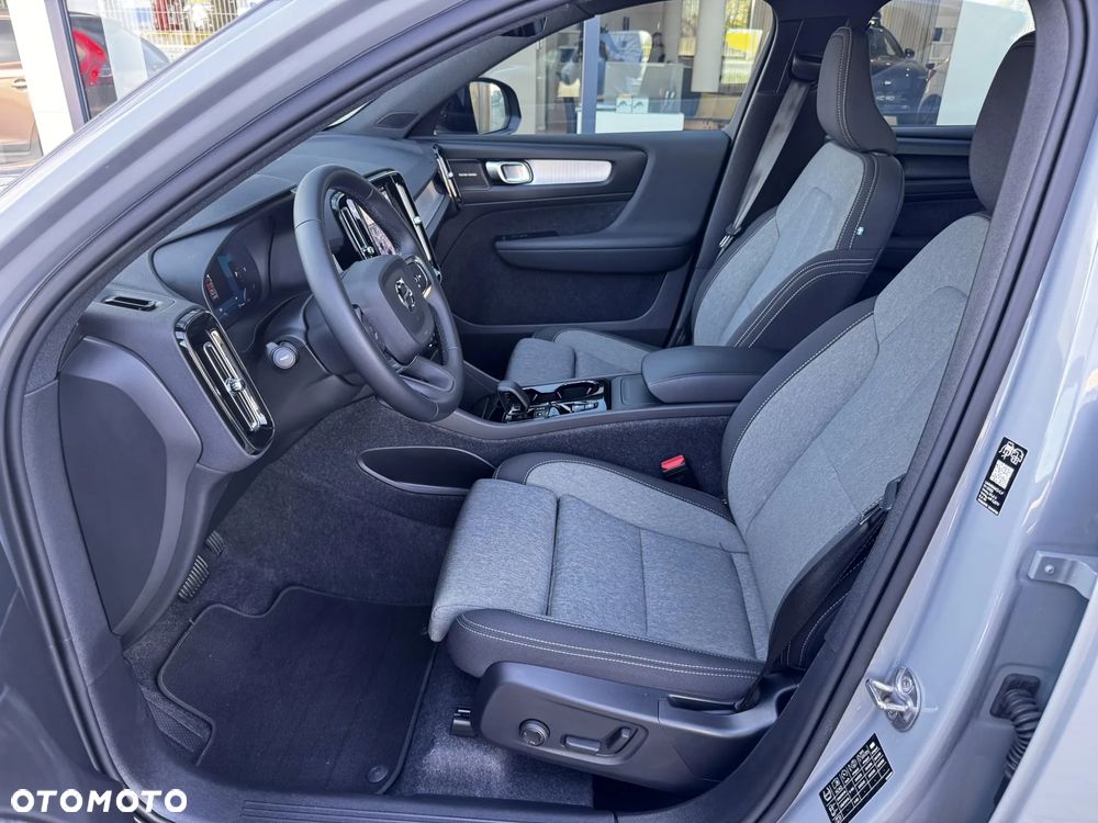 2025 Volvo XC 40 B3 Plus Dark, photograph 11