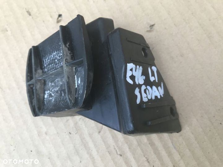 Ślizg Bmw 3 E46 sedan kombi coupe mocowanie wspornik uchwyt zderzaka lewe tylne 8195321 - 1