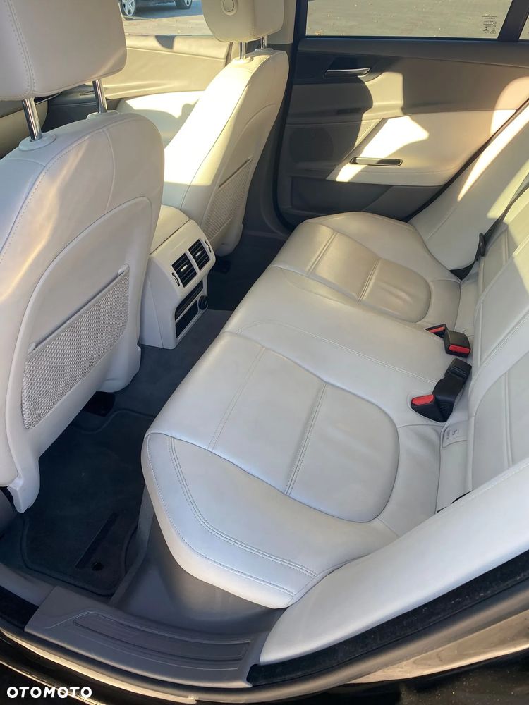 Jaguar XE 2.0 T Prestige - 22