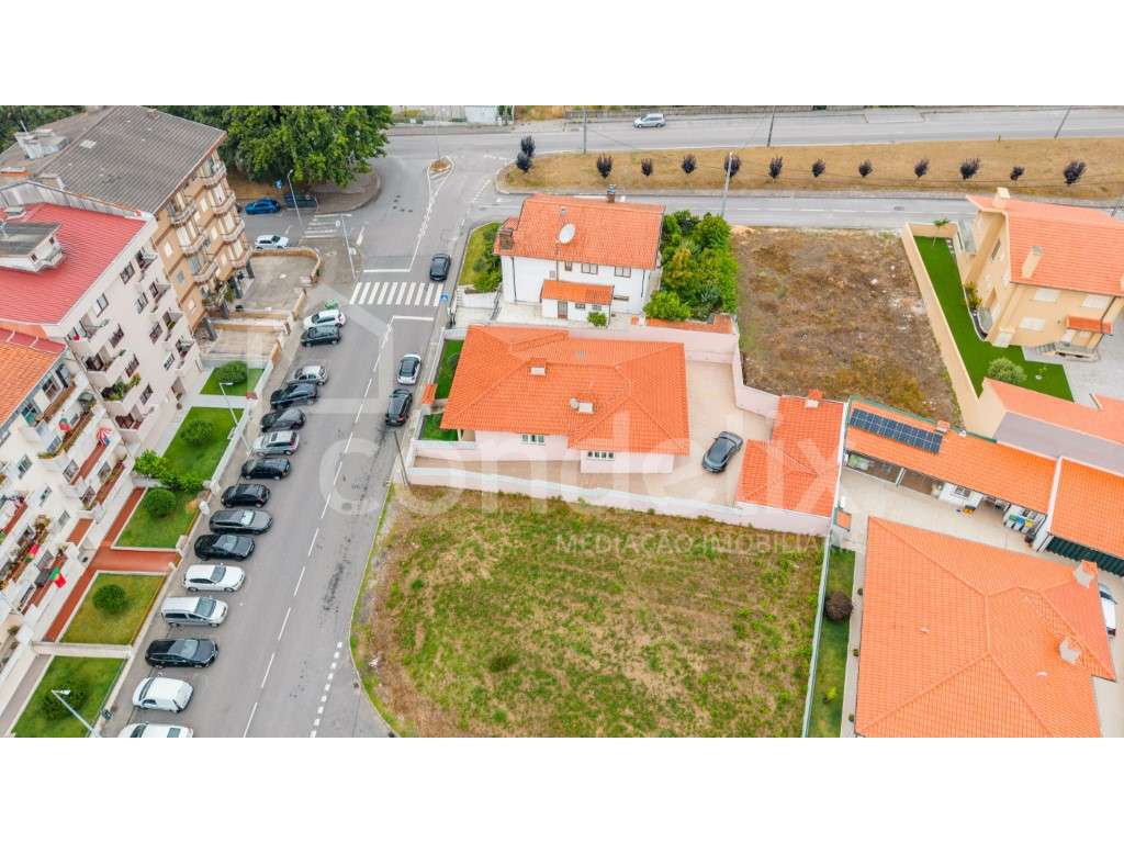 Moradia Térrea T4 de 4 Frentes em Santa Maria da Feira - Grande imagem: 2/60