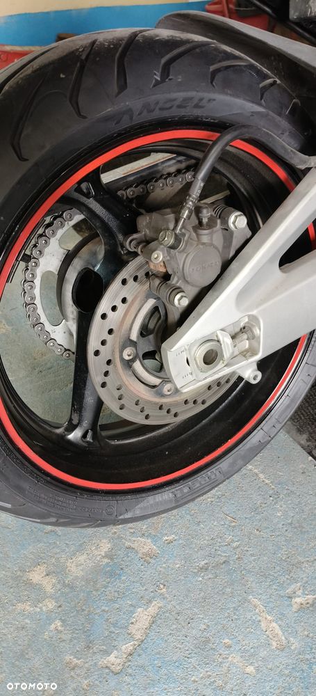 Suzuki GSR - 8