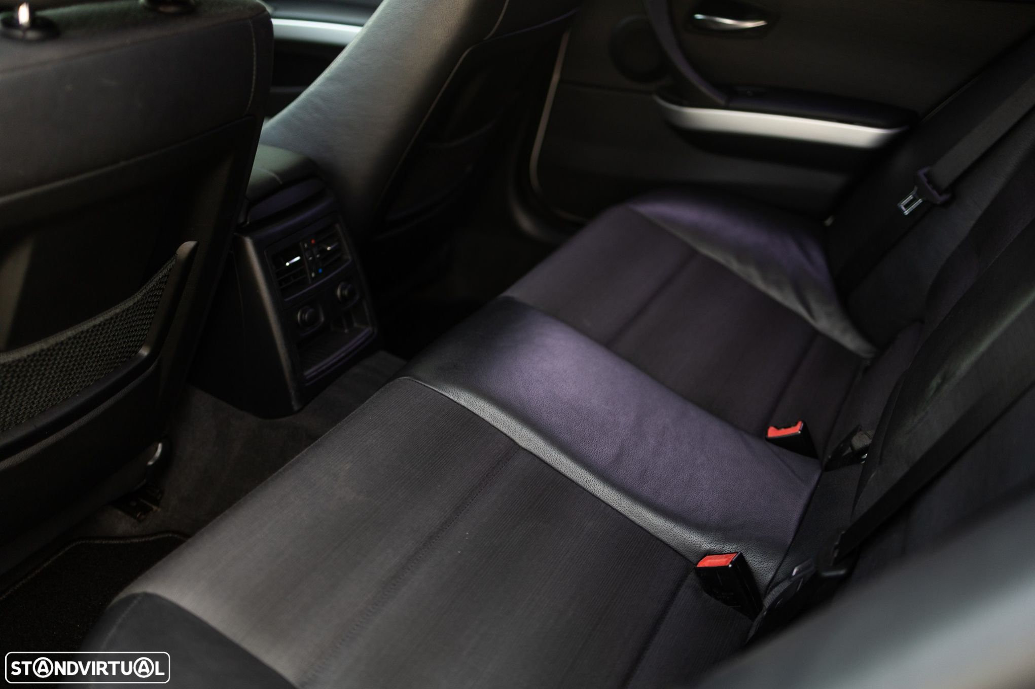 BMW 318 d Touring Navigation Sport - 36