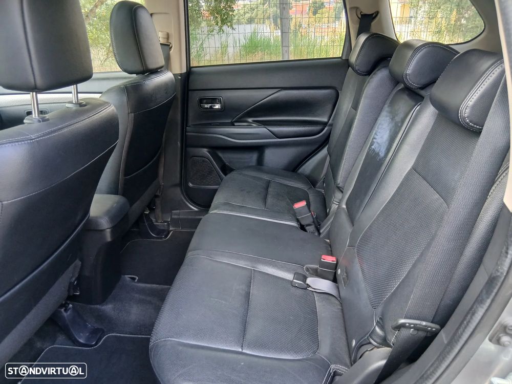 Mitsubishi Outlander 2.2 DI-D Instyle Navi - 26