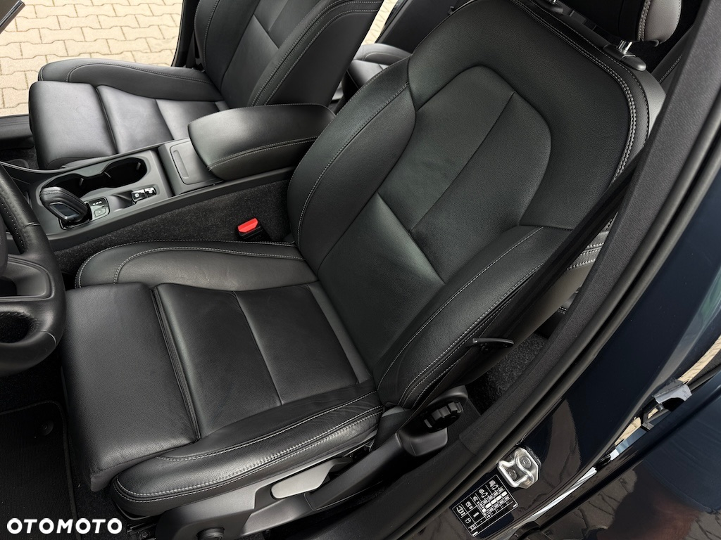 Volvo XC 40 T3 Momentum Pro - 24