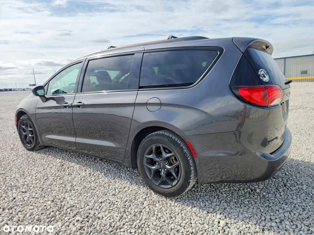 Chrysler Pacifica - 3
