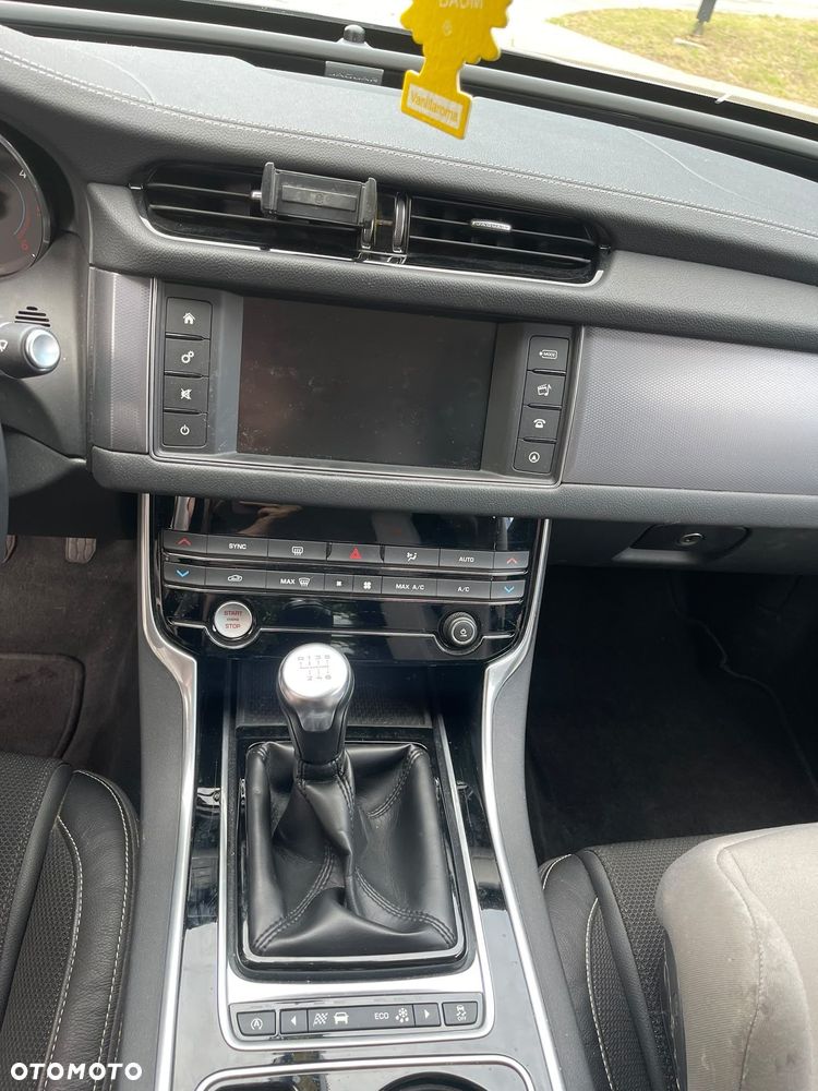 Jaguar XF 2.0 i4D R-Sport - 13
