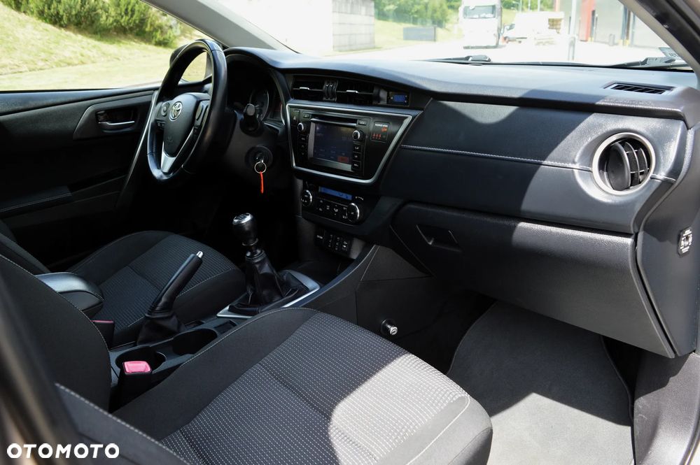 Toyota Auris 1.6 Premium + - 10