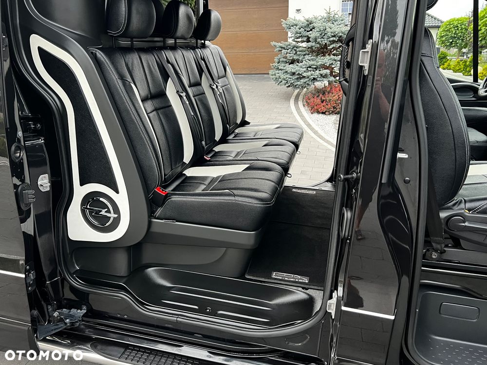 Opel VIVARO BLACK & WHITE 5 osób - 31
