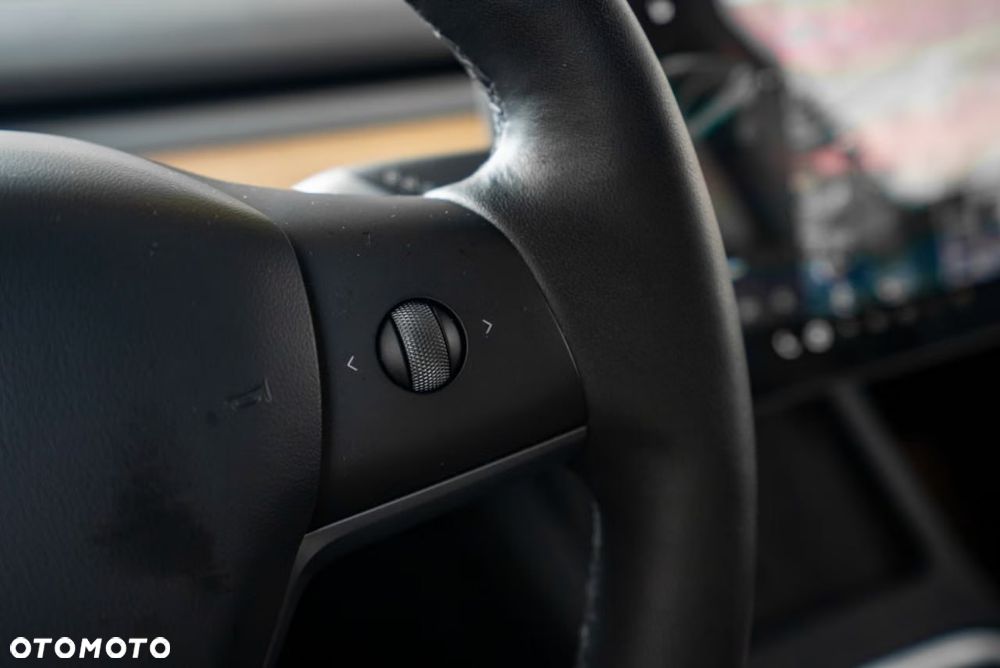 Tesla Model Y Long Range Dual Motor AWD - 13