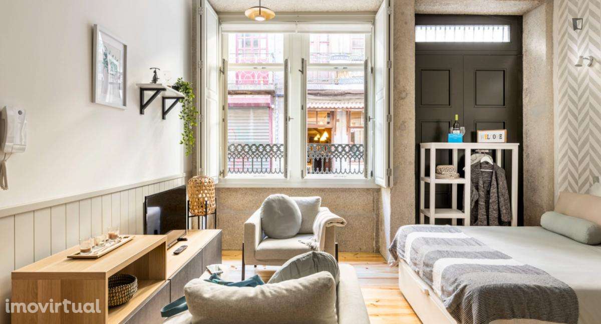 Apartamento com 1 quartos - localizado em Sé Porto - Grande imagem: 2/10