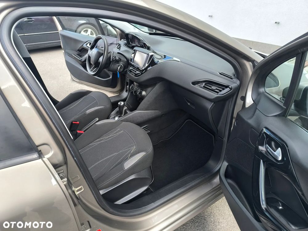 Peugeot 208 - 18