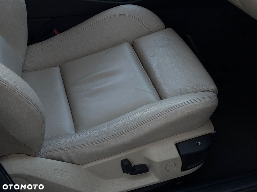 BMW Seria 5 528i Sport-Aut Luxury Line - 39