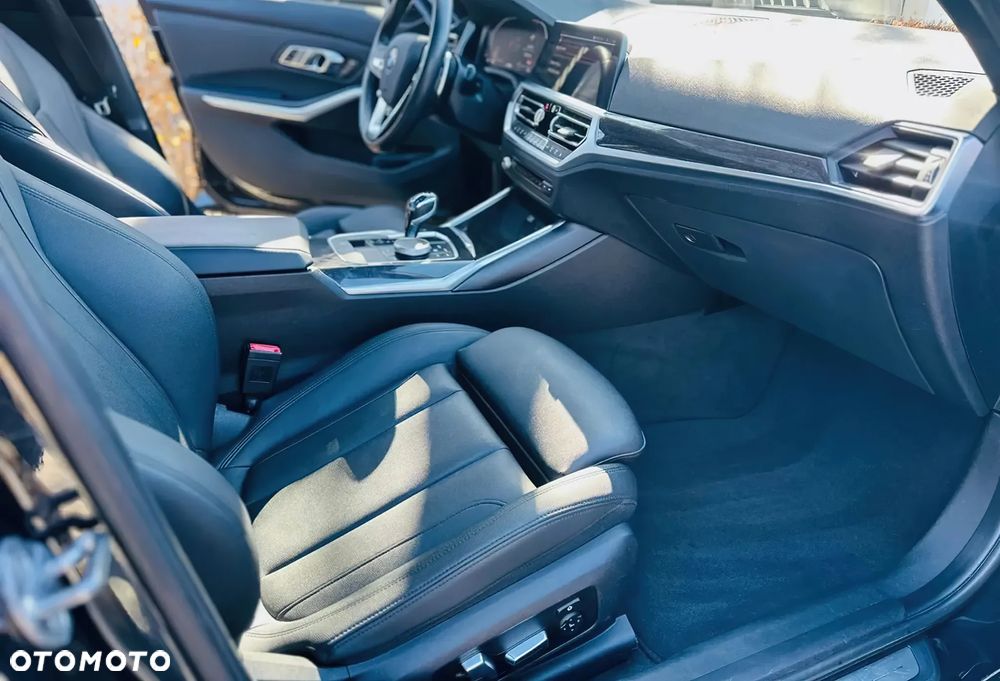 BMW Seria 3 330i M Sport - 16