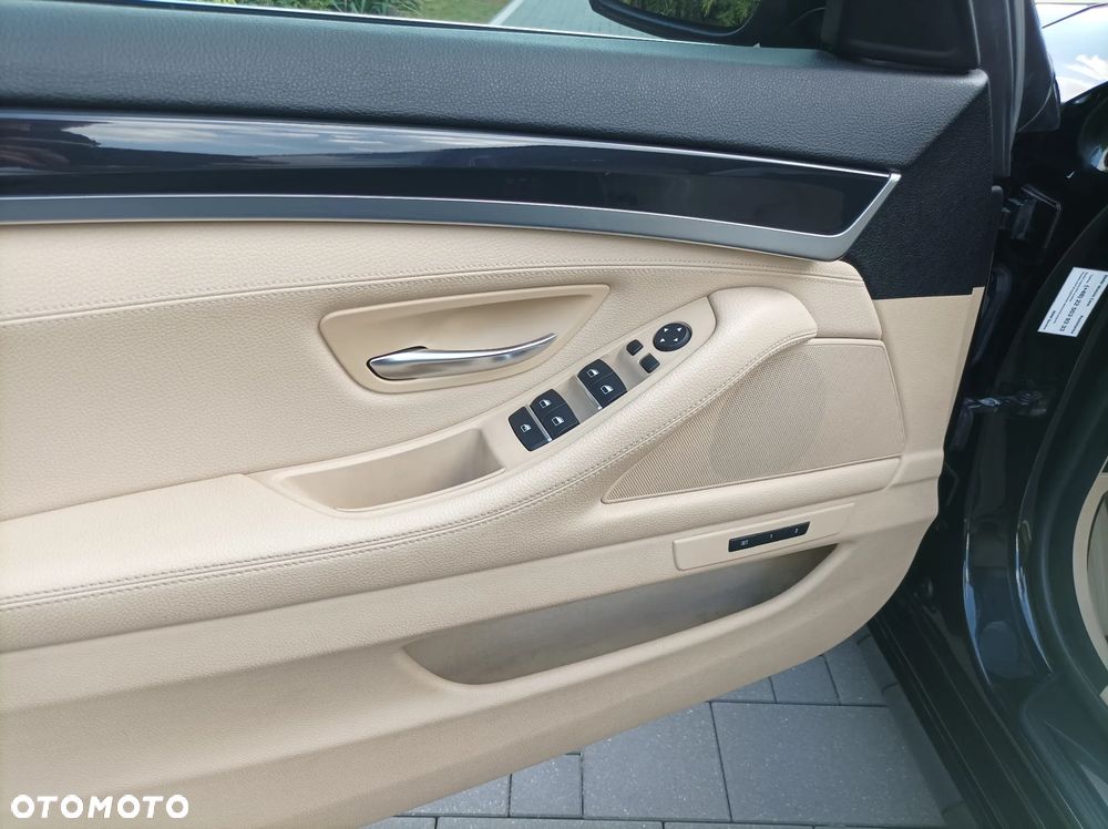 BMW Seria 5 525d xDrive - 13