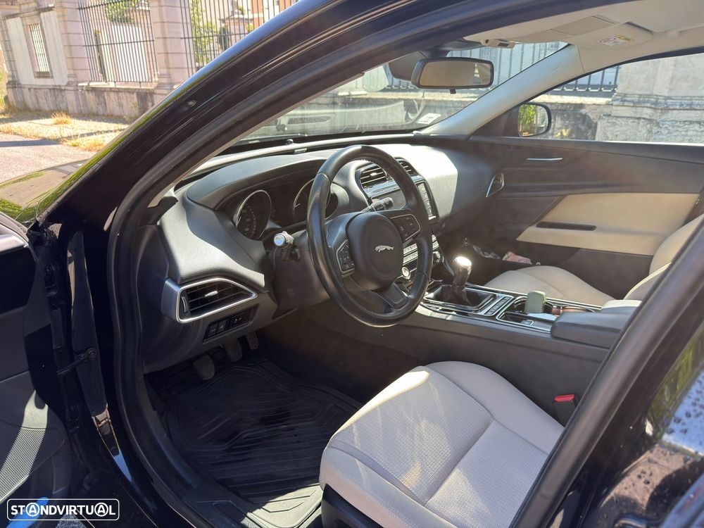 Jaguar XE 2.0 D Prestige - 8