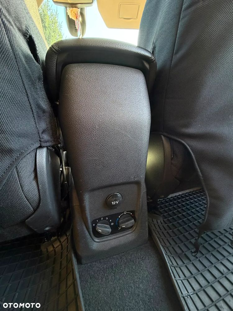 Ford Tourneo Connect Grand - 13