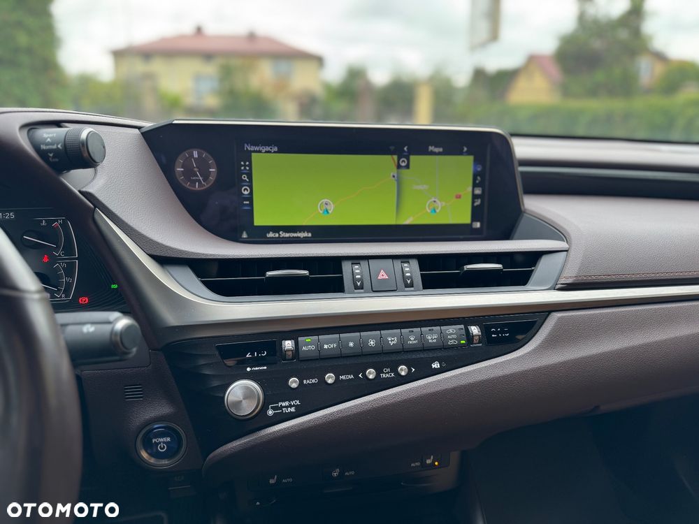 Lexus ES 300h Business Edition + - 19