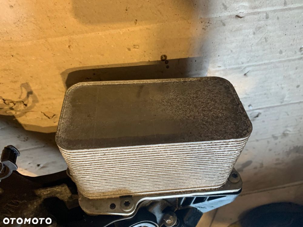 CHŁODNICZKA OBUDOWA FILTRA OLEJU BMW G20 G21 G22 G23 G26 G30 G31 G01 G02 - 3