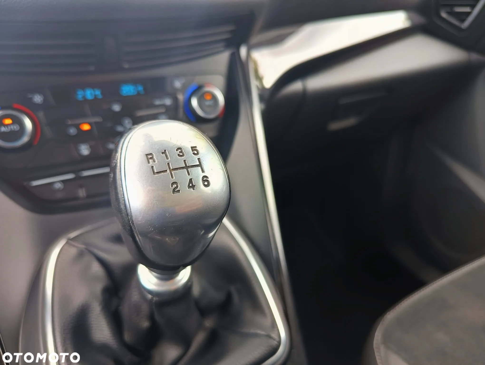 Ford Kuga 2.0 TDCi 2x4 Titanium - 10