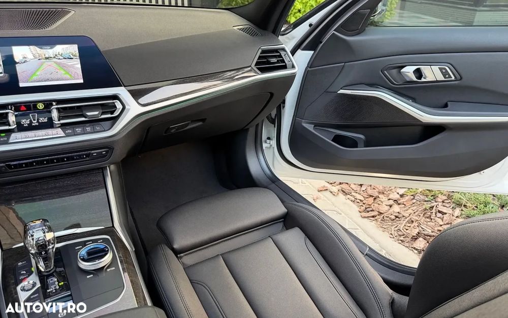 BMW Seria 3 330i AT M Sport - 11