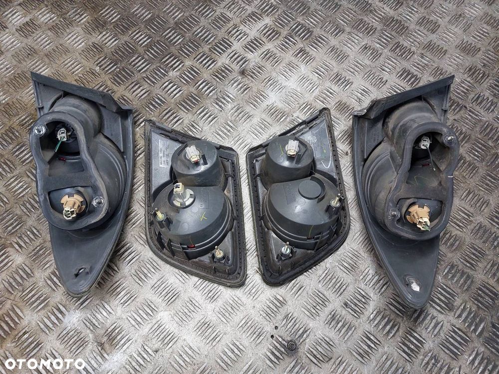 LAMPA LEWY TYŁ + PRAWY TYŁ KOMPLET W KLAPĘ W BŁOTNIK MAZDA 6 I HB 5D - 7