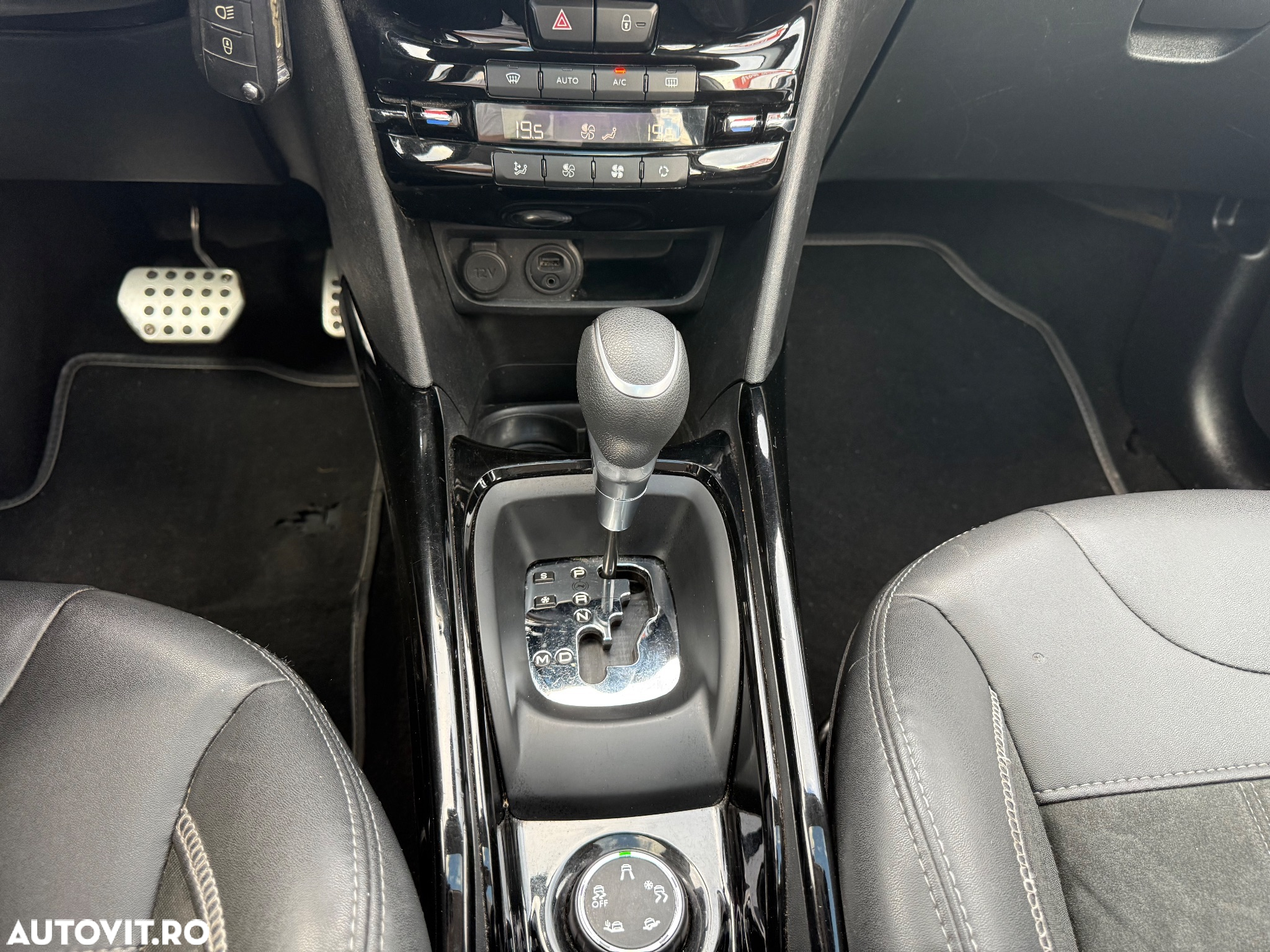 Peugeot 2008 1.2 PureTech Turbo EAT6 S&S GT-Line - 29