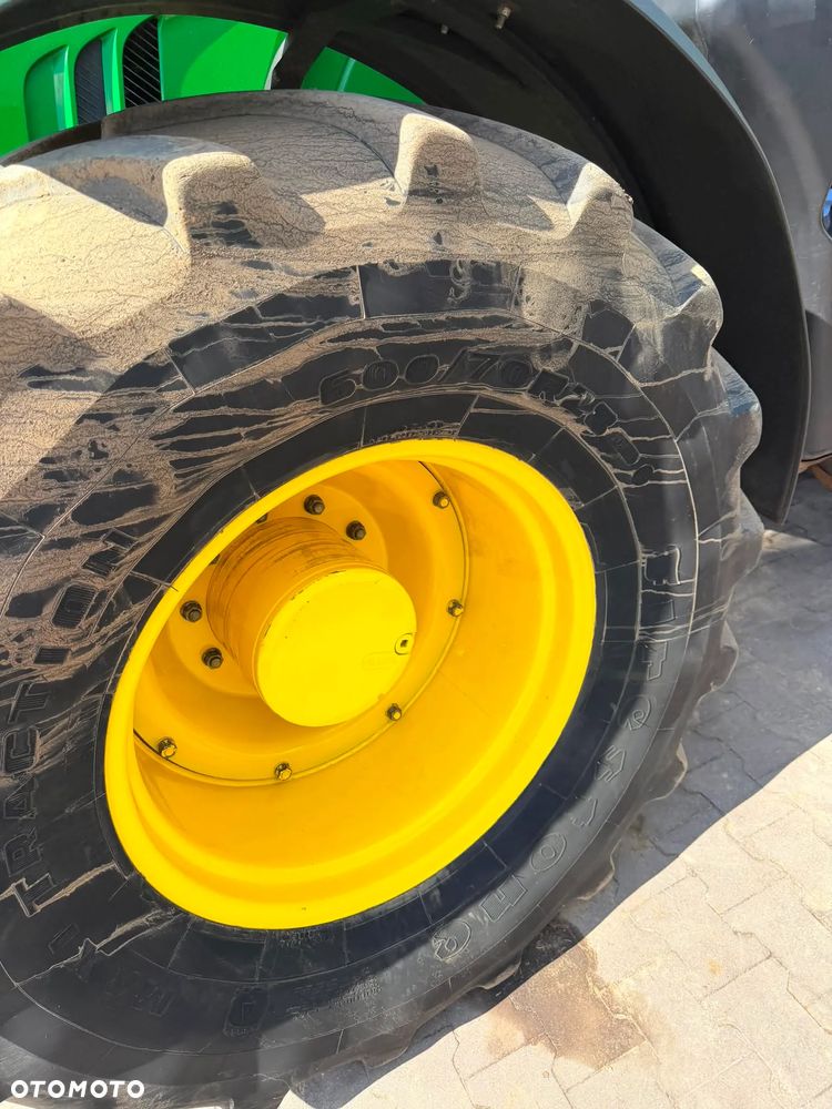 John Deere 6215R - 26