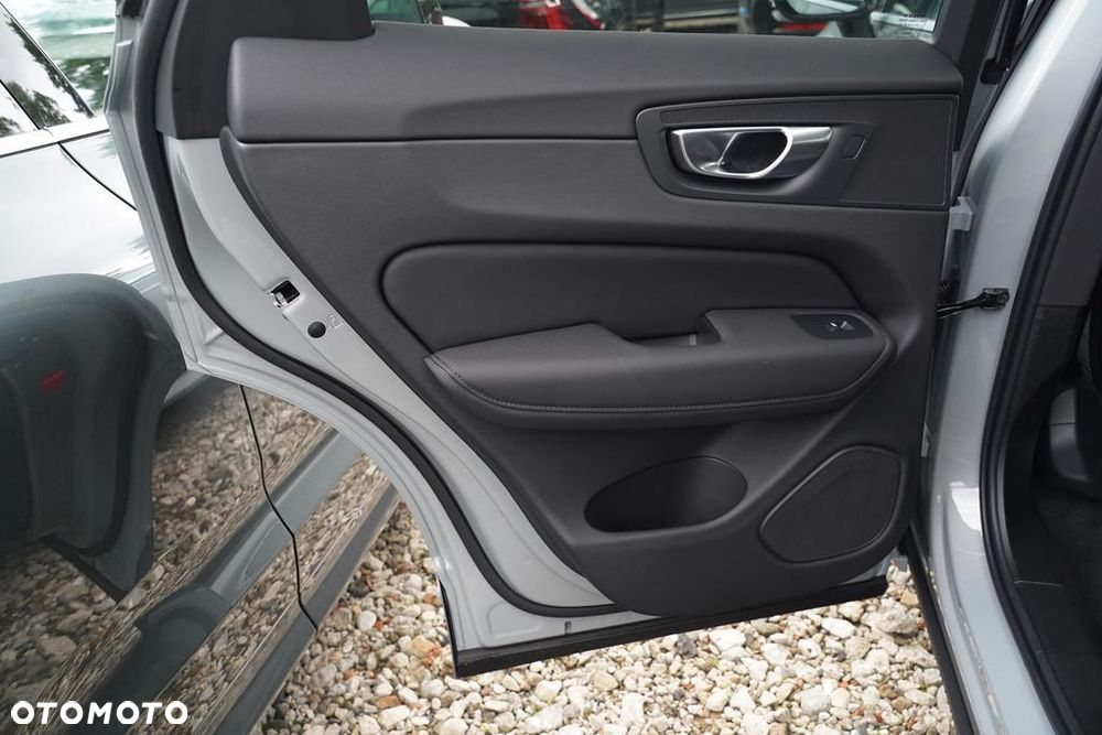 Volvo XC 60 B5 B AWD Plus Dark - 8