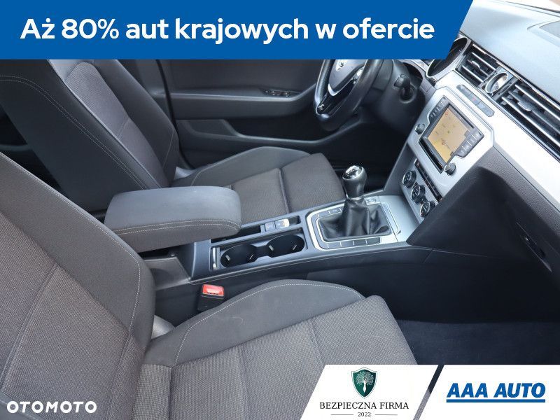 Volkswagen Passat - 11