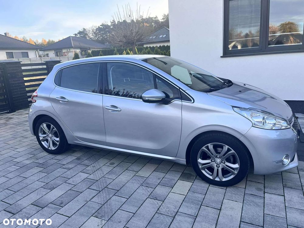 Peugeot 208 - 1