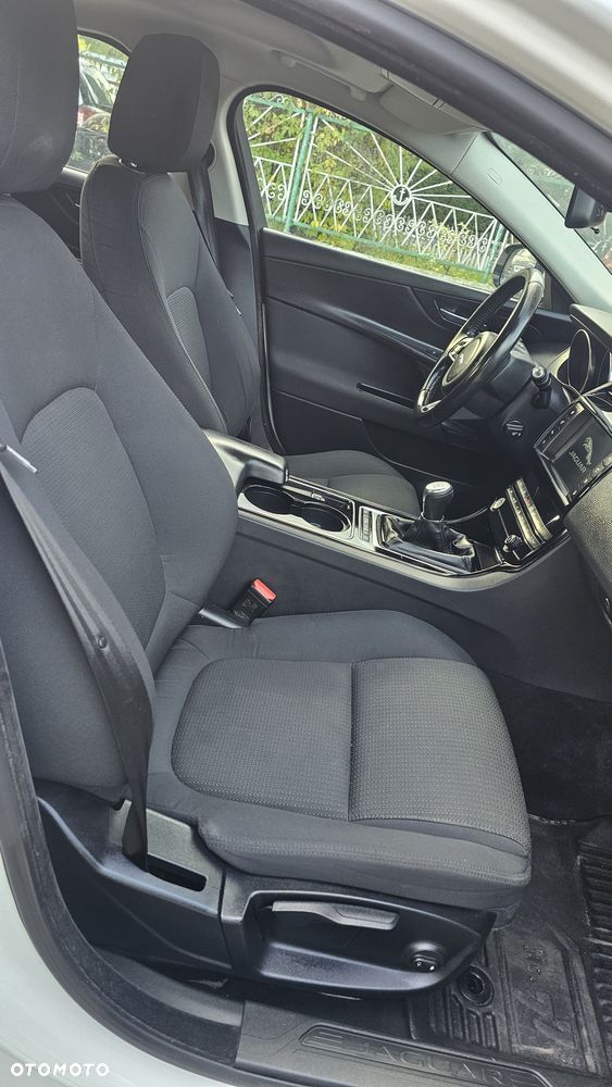 Jaguar XE - 16