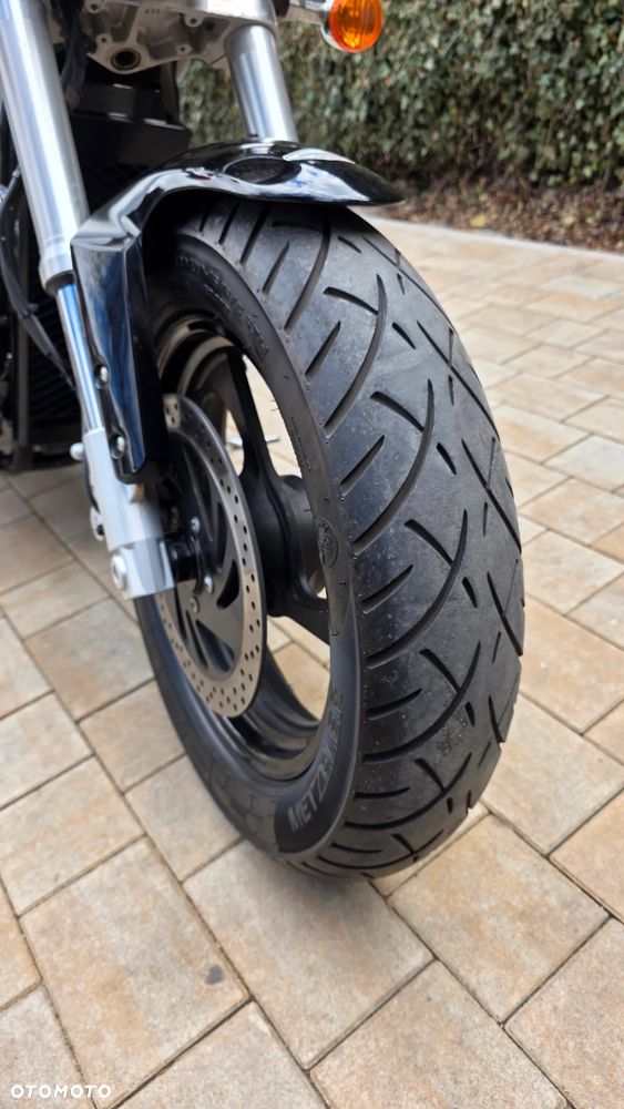 Suzuki Intruder - 12