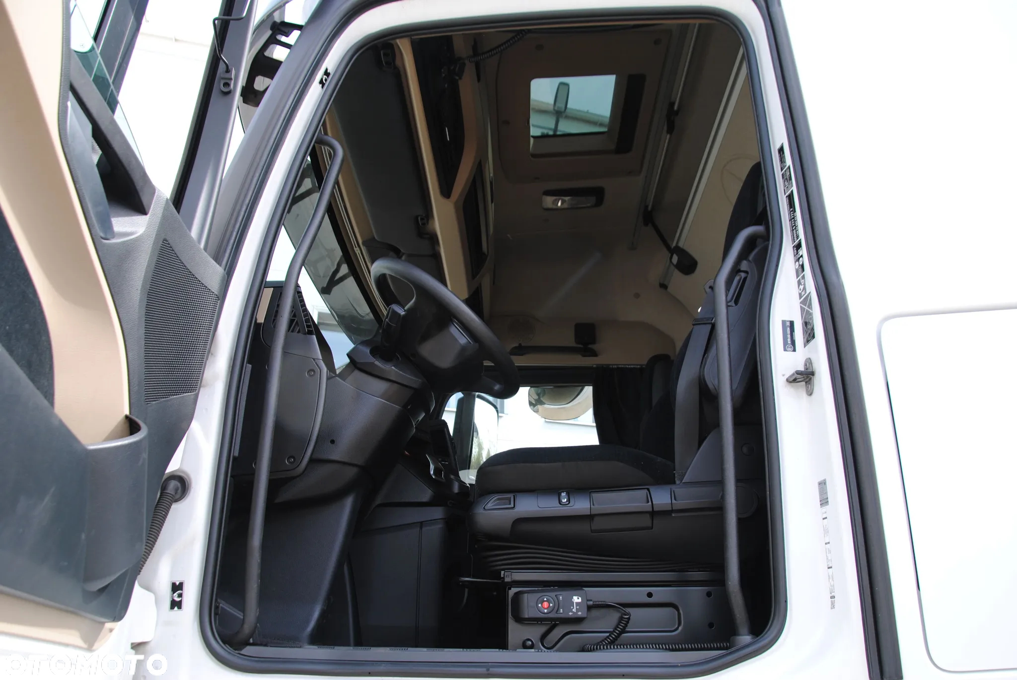 Mercedes-Benz Actros 1845, BigSpace, Pulpit multimedialny - 6