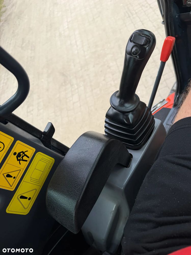 Kubota U55-4. koparka Gąsienicowa 5,5 tony. 2016 rok. 3700 mtg! KLIMATYZACJA. Długie ramie plus! 3sekcje Hydrauliczne. zamki na tłokach. Koparka Jak nówka sztuka. Zadbana zero zużycia. Z gospodarstwa Norweskiego. Zmiana łyżek Hydrauliczna. LENHOFF. Ani deka luzów wycieków. Szybka wolna jazda. Gąski perfekt stan. OKAZJA TANIO. Aktualna Dekra. Po serwisach eksploatacyjnych. Mocny silnik Kubota 4 cylindry! Zamki na tłokach. Nagłośnienie Wielka Okazja - 26