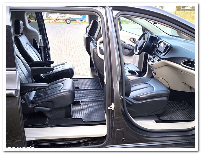 Chrysler Pacifica - 8